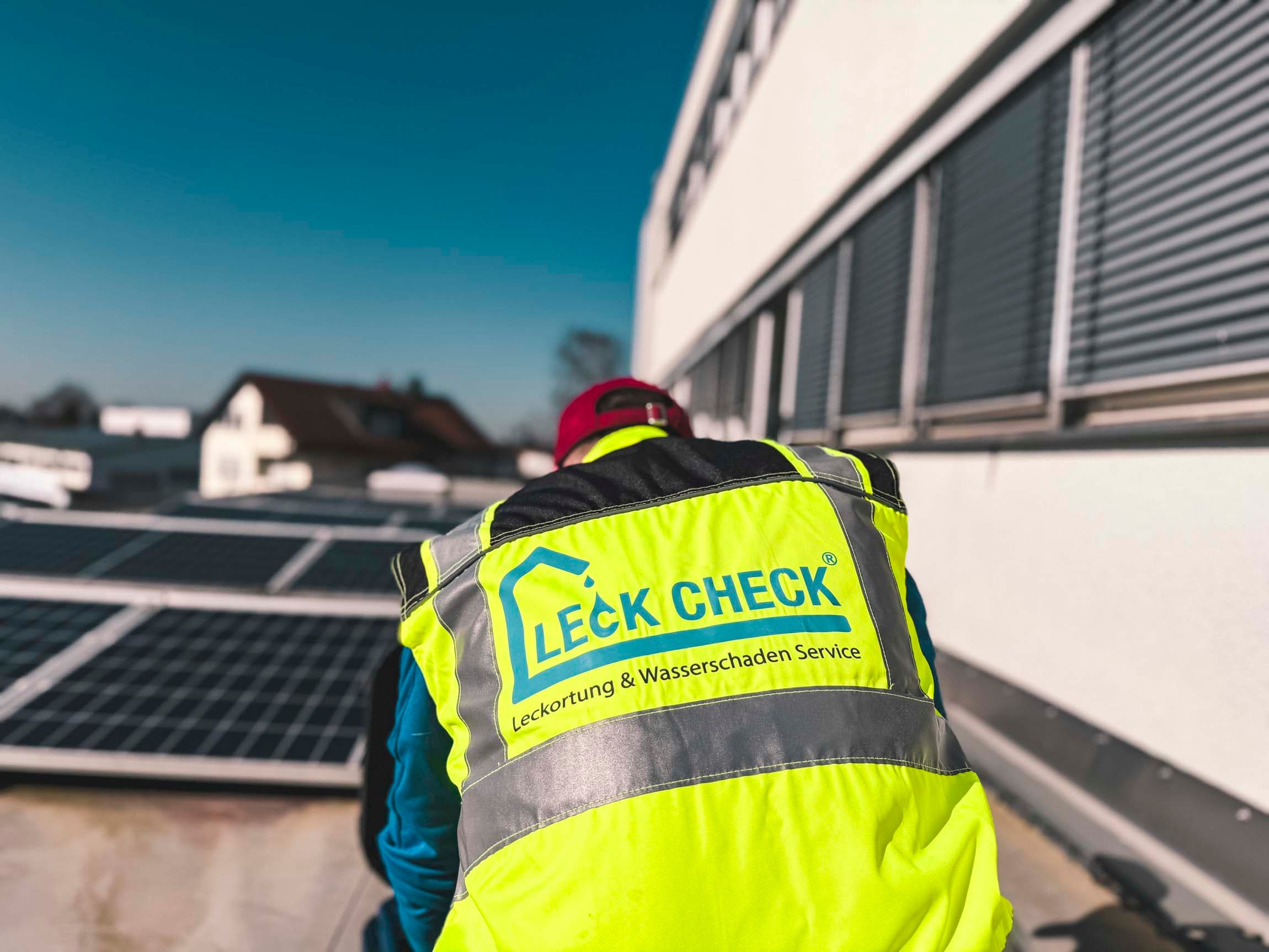 Leck Check Mitarbeiter im Einsatz auf einem Dach