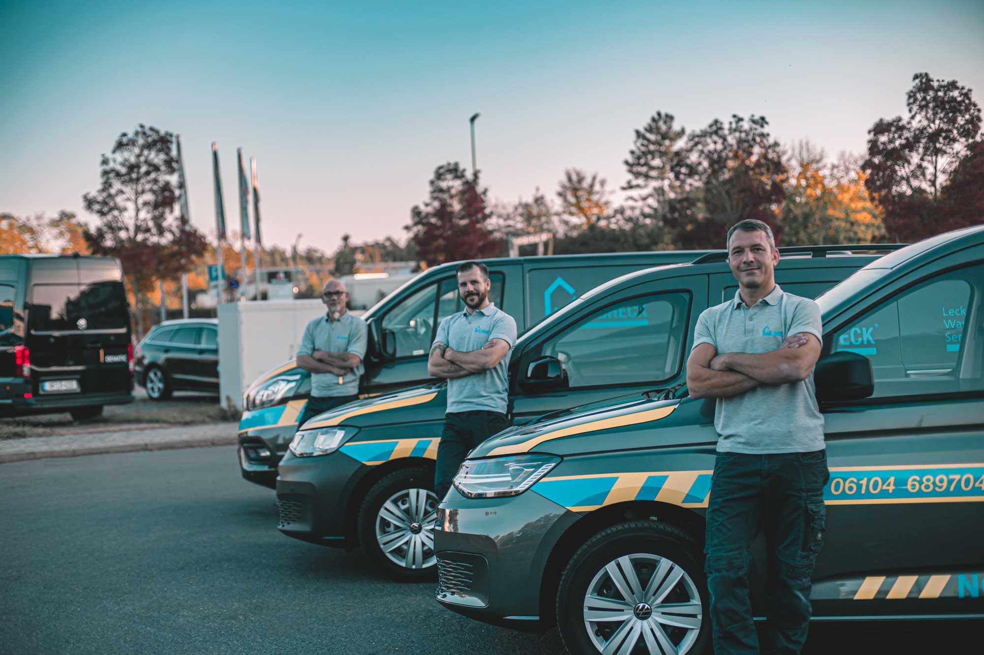 Leck Check Team und Fahrzeuge im Außenbereich